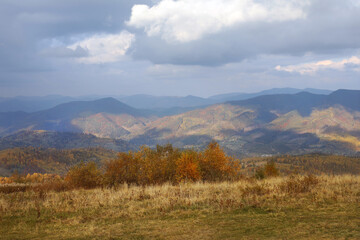 Naklejka premium Beautiful landscape with mountains on autumn day