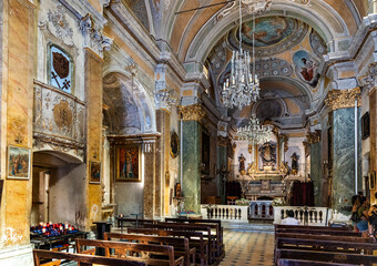 Obraz premium Main nave and presbytery of Our Lady Assumption church, Notre Dame de l’Assomption in historic old town of Eze on Azure Cost of Mediterranean Sea in France