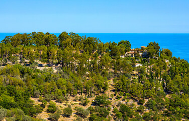Obraz premium Panoramic view of Azure Cost of Mediterranean Sea seen from Le Jardin de Exotique Botanic Garden on top of historic town of Eze in France