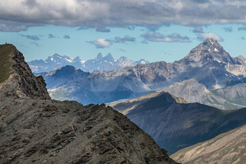 Fototapeta premium Vue sur les Aiguilles d' Arves et le Pic de Rochebrune depuis le Pic de Caramantran ,Paysage du Massif du Queyras en été . Hautes-Alpes