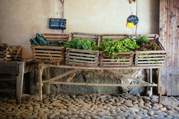 Marktstand mit Gemüse und Salat in alten Kisten