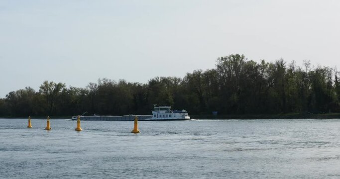 Grand Canal d'Alsace. Navigation. P&eacute;niche sur le Rhin en direction de B&acirc;le, passage d'aval en amont de l'&iuml;le sur le Rhin et des Trois Fronti&egrave;res 