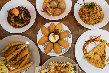 Mesa con diferentes platos de comida. Banquete de comida española - obrazy, fototapety, plakaty