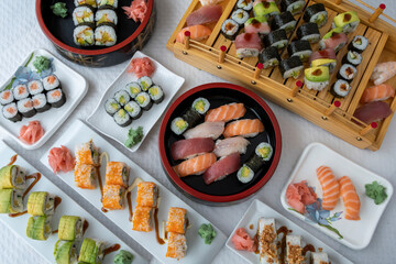 Mesa con diferentes platos de comida. Banquete de comida asiatica