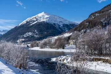 Fototapeta na wymiar Fussweg zwischen Zuoz und Madulein im Schnee, Graubünden, Schweiz