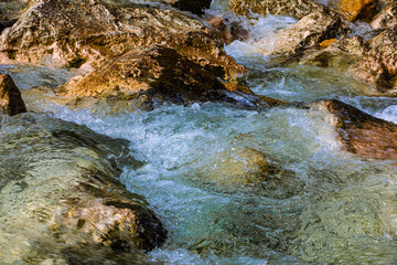 Close Up eines Wasserfalls in den Alpen 
