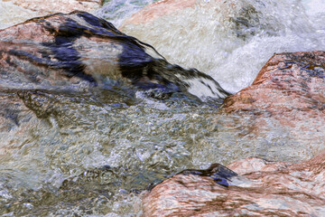 Close Up eines Wasserfalls in den Alpen 