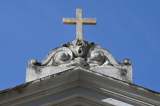 Kreuz auf einer Familiengrabstätte auf Sizilien