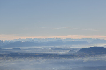 Fototapeta na wymiar Vue du Mont Blanc enneigé depuis le crêt de la neige dans le Jura au coucher de soleil