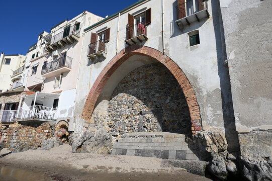 Mittelalterliche Hausfassade in Cefalu auf Sizilien mit gotischem Spitzbogen