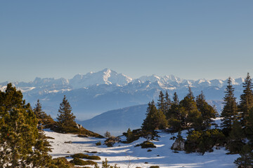 Vue du Mont Blanc enneigé depuis le crêt de la neige dans le Jura au coucher de soleil