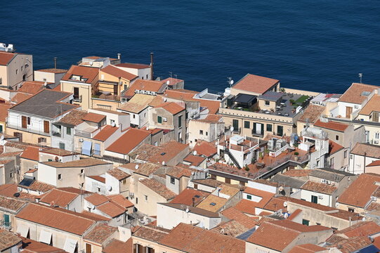 Altstadthäuser von Cefalu auf Sizilien aus der Vogelperspektive direkt am Mittelmeer