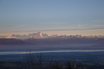 Vue du Mont Blanc enneigé depuis le crêt de la neige dans le Jura au coucher de soleil