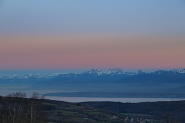 Vue du Mont Blanc enneigé depuis le crêt de la neige dans le Jura au coucher de soleil