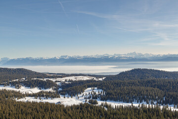 Vue du Mont Blanc enneigé depuis le crêt de la neige dans le Jura au coucher de soleil