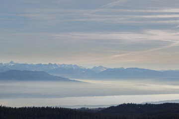 Vue du Mont Blanc enneigé depuis le crêt de la neige dans le Jura au coucher de soleil