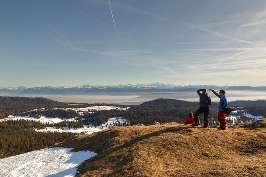 Touristes admirent le panorama du Mont Blanc depuis le cr&ecirc;t de la neige dans le Jura en France