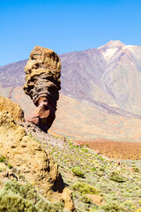 Fototapeta na wymiar Vulcano del Teide con Roque Cinchado in primo piano