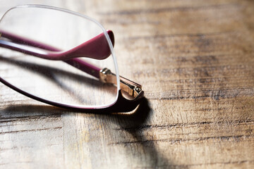 Gafas de visión sobre mesa rústica 