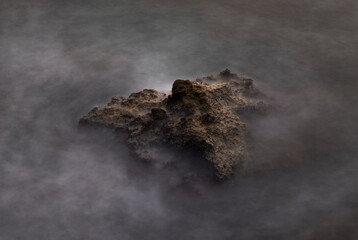 Nuages de mer sur rocher