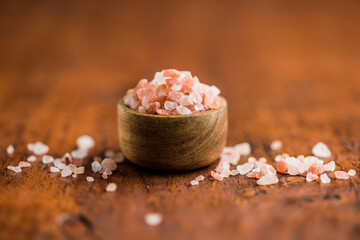 Fototapeta na wymiar Pink himalayan salt in bowl on wooden table.