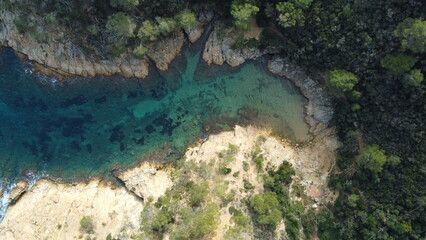 Fotografía de naturaleza de costa con paisajes de mar y montaña