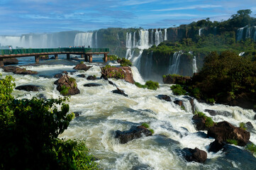 Obraz premium iguazu falls seen from the brazilian side in distant angles diablo throat and with its waterfalls and its vegetation