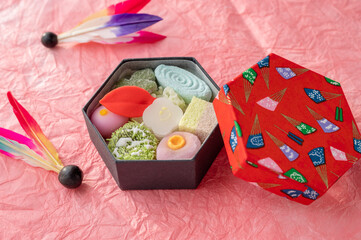 六角形の箱に入った干菓子 和菓子 羽根つき 羽子板 かわいい