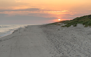 Wschód słońca nad plażą w Rowach, nad Morzem Bałtyckim, wał nadmorski - 558233906