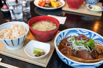 牛すじ煮込み定食 麦ごはん 味噌汁