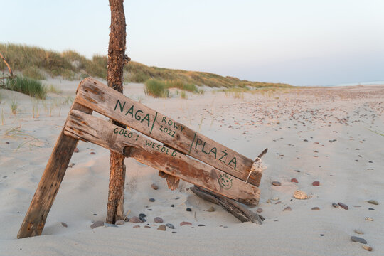 Dzika plaża naturyst&oacute;w w Rogach