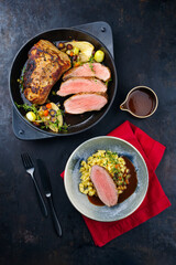 Tafelspitz Braten vom Kalb mit schwäbischen Spätzle serviert mit Dunkelbier Sauce als Draufsicht in einem Design Schale und Topf  