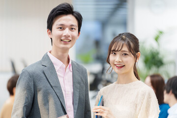 オフィスで働く若い男女のポートレート