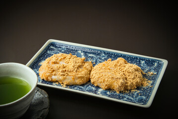 焼いて湯につけた餅を、大豆を炒った後に挽いて粉にしたきなこの衣をまとわせたきなこもち