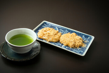 焼いて湯につけた餅を、大豆を炒った後に挽いて粉にしたきなこの衣をまとわせたきなこもち