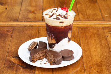 cafe frappe y alfajores