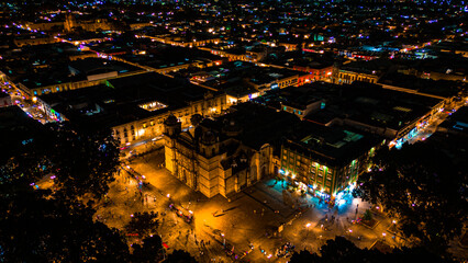 Catedral de Oaxaca durante la noche con dron. en Mexico 