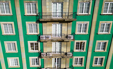 Edificio color verde, balcones con dron desde el aire