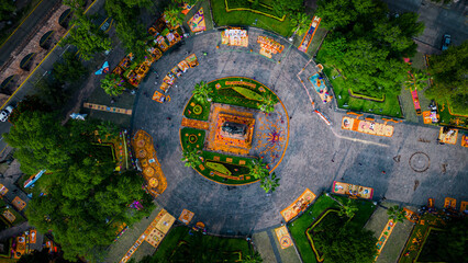 Plaza del caballito, monumento a Morelos en Morelia, Michoacán en día de muertos con dron