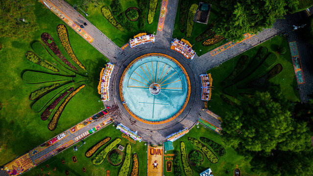 Plaza Villalongin en d&iacute;a de muertos en Morelia Michoac&aacute;n con dron 