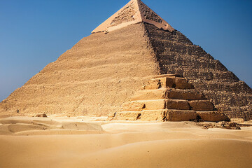 Fototapeta na wymiar egyptian pyramid in giza in egyptian desert, generative ai
