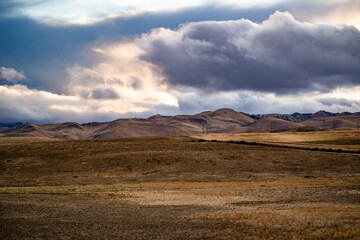 Obraz premium Evening landscape of plowed fields on a hilly area ready for spring sowing