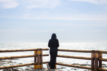 Mujer mirando el mar en la playa