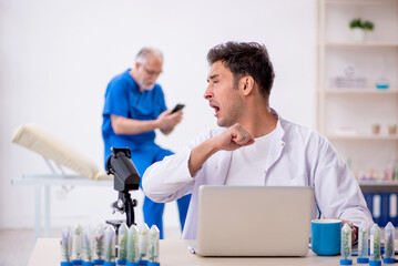 Obraz premium Two male chemists in drugs synthesis concept