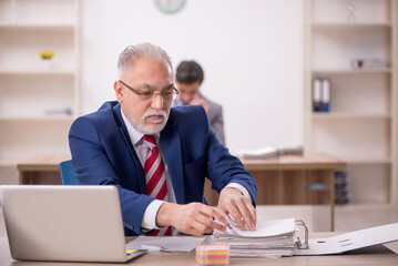 Obraz premium Two male colleagues sitting in the office