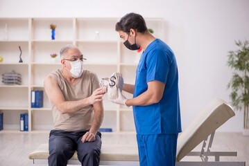 Obraz premium Male patient giving moneybag to doctor