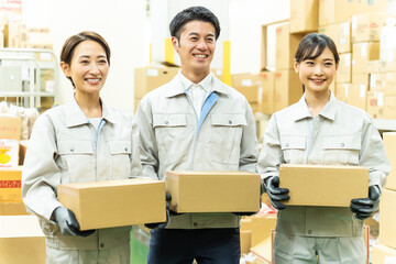 倉庫で作業する若い日本人男女