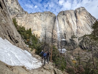 Fototapeta premium Winter hiking in Upper Yosemite Falls