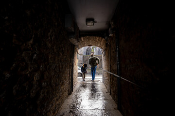 Obraz premium Classic Alleys and Advocate’s Close around the Royal Miles street in the heart of Edinburgh old towns during winter snow afternoon in Edinburgh , Scotland : 28 February 2018