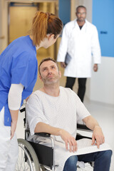 Obraz premium female nurse talking to disabled patient in hospital